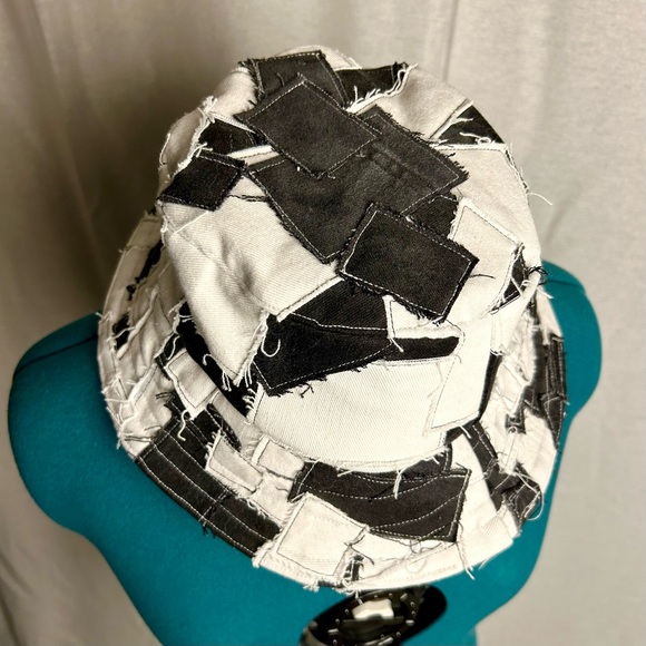 Upcycled denim bucket hat - Picture 3 of 3